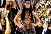 1997年1月卡拉-布吕尼(Carla Bruni)在巴黎时装周上，穿着一件设计前卫的时装。