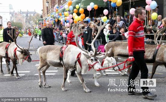 伦敦举行狂欢大游行 为圣诞节预热