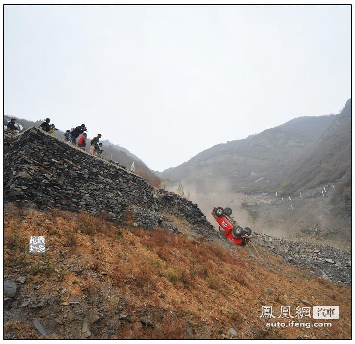 越野车挑战陡坡连滚带翻