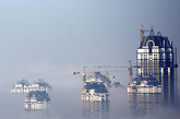 11月6日，哈尔滨市出现大雾天气，主城区雾较小，城市周边雾大，一些高楼楼身在雾中，只露楼顶，呈悬浮状，如童话里的世界。靖阳 摄 图片来源：CNSPHOTO