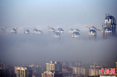 11月6日，哈尔滨市出现大雾天气，主城区雾较小，城市周边雾大，一些高楼楼身在雾中，只露楼顶，呈悬浮状，如童话里的世界。靖阳 摄 图片来源：CNSPHOTO