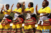 这是乌干达妇女在首都坎帕拉举行的庆祝妇女节活动中表演传统舞蹈。