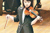 何超欣11岁，青春无敌美少女，这个漂亮女儿是赌王何鸿燊在78岁才生育的。图：何超欣表演小提琴，黑西装黑裙子搭配学生鞋，被网友戏称“萌到内伤啊！”
