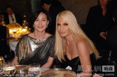 何超琼与范思哲 (Versace) 现任设计师Donatella Versace女士一起参加时尚活动。