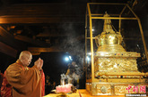中国佛教协会会长传印长老在佛牙舍利赴缅甸供奉启程法会现场拈香礼佛。（图片来源：中新社  摄影：刘震）