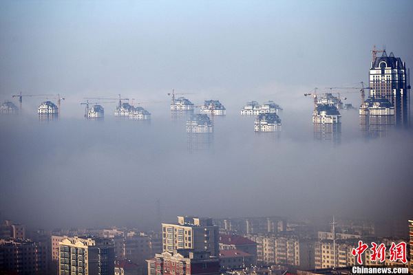 哈尔滨周边大雾 高楼悬浮在雾中童话世界