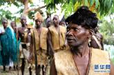 这是在乌干达西部的基索罗，一名部落人士带领游客进入丛林体验部落生存方式之前，向人们展示其部落狩猎用的矛（2011年6月7日摄）。新华社记者袁卿摄 