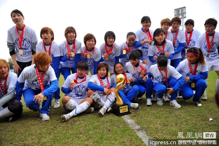 上海女足主场庆祝夺冠