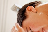 5.正确洗头：夏季可每周洗头3至7次，冬季每周洗头1至3次，洗头时水温不要超过40℃，不要用脱脂性强或碱性洗发剂。（资料图）
