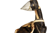Louis Vuitton在奢侈品界一向以奢华稳重为本，但时不时也会展出一些可爱的作品来唤起我们的童心，这次的动物造型设计是委托英国艺术家Billie Achilleos以动物园为主题，以LV的包袋为素材制作了29件惟妙惟肖的小动物塑像，实在是招人可爱，此作品衣橱估计很多女生都会按捺不住自己的荷包吧。当然花了大价钱的合作不会只是锁在柜子里，这个系列即将举行世界巡回展出，不知会不会有一站叫做北京呢？

