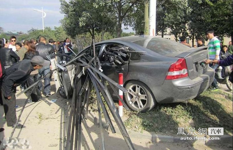 百根钢筋穿车 司机逃生