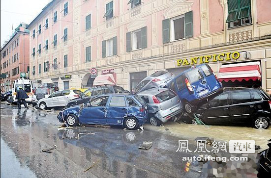 暴雨袭击意大利热那亚冲毁汽车无数