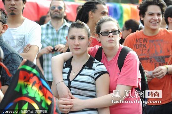 阿根廷举行浩大同性恋游行 比基尼吸眼球