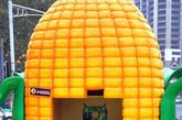 一组卡通雕塑造型的“玉米屋”亮相江苏省南京市新街口商圈，吸引了不少参观者。据悉，此组“玉米屋”是为迎接今年11月24日的感恩节而设计建造的，并含有提醒人们爱惜粮食的用意。“玉米屋”高约3米、宽约1.5米，由轻质环保材料构成，内部可容2至3人并排坐着歇脚或避雨，外覆的彩灯夜晚通电点亮。
