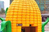 一组卡通雕塑造型的“玉米屋”亮相江苏省南京市新街口商圈，吸引了不少参观者。据悉，此组“玉米屋”是为迎接今年11月24日的感恩节而设计建造的，并含有提醒人们爱惜粮食的用意。“玉米屋”高约3米、宽约1.5米，由轻质环保材料构成，内部可容2至3人并排坐着歇脚或避雨，外覆的彩灯夜晚通电点亮。
