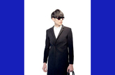 葛计东穿着欧敏捷大衣，1208衬衣，LeoKong长裤，Chaireyes墨镜，Uma Wang手提包。