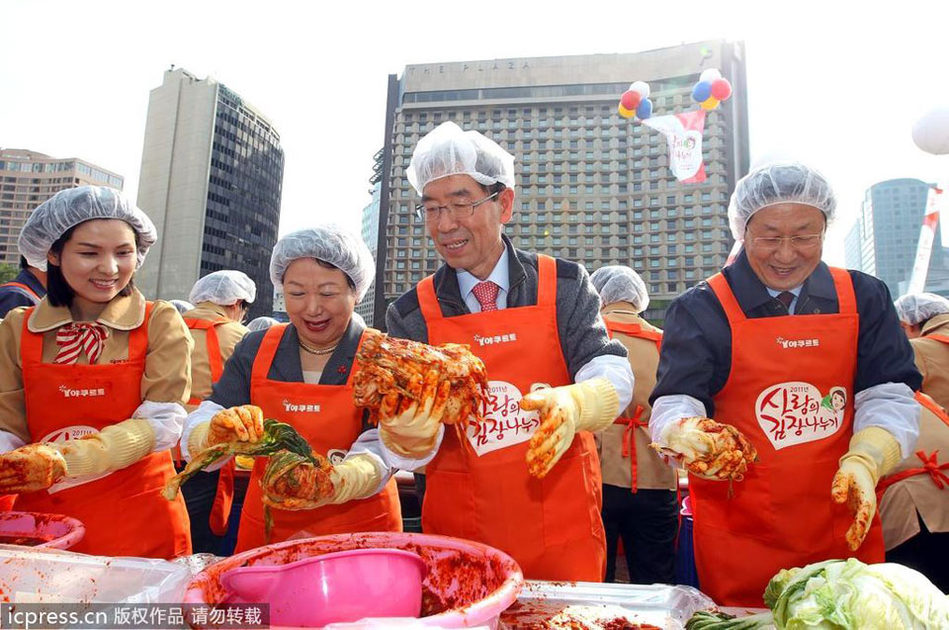 韩国妇女广场集体做泡菜 场面极其壮观 