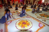学生显示在传统Pookalam或花竞赛技能Rangoli