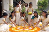 妇女利用传统的奥纳- Poojalam（花地毯），其中10个显示10天的庆祝活动的欧南环组成