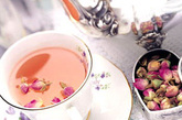 佛豆玫瑰茶

　　主要成分：佛手3克、豆蔻0.5克、玫瑰花0.5克、甘草1克。

　　用途：具有疏肝理气，和胃止痛的作用，适用于胸闷不舒，食欲不振的人群。

　　用法：沸水冲泡、泡淡为止。

（资料图）