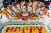 欧南(Onam)节,印度最富色彩的节日的庆祝活动在喀拉拉(Kerala)的翠绿草原中进行。这长达一个星期的列队行进、盛宴、船赛、歌唱以及舞蹈顿时将使喀拉拉(Kerala)改造成丰富多彩,风景似画的丰收节。更具传说,欧南节(Onam)是庆祝喀拉拉(Kerala)神话中的统治者玛哈巴立国王(King Mahabali)的黄金年龄。欧南(Onam)节是为迎接玛哈巴立国王(King Mahabali)的灵魂并向他保证他的人民是幸福快乐的。图为妇女装饰'pookalam在喀拉拉邦'期间丰年祭的庆祝活动- '欧南'