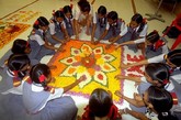 学生和教师编写'Athapookalam'，传统的花地毯，