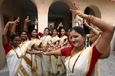 妇女穿着传统舞蹈表演