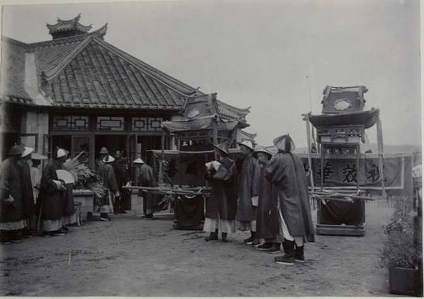 1900年中国百姓帮八国联军搭梯子攻入紫禁城
