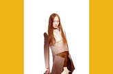 狄小童穿着叶谦外套，VACIO连衣裙，R Factory手包。

