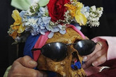 玻利维亚是一个历史悠久的国家，并且有多种民族。玻利维亚的(亚艾马拉人)，至今仍保持着一种神秘的传统——将死去亲人的头骨放在家中，当作护身符。每年的11 月8 日是亚艾马拉人的“头骨祈福日”(the Day of Skulls)，在这一天，当地居民纷纷将亲人的头骨带到教堂进行祈福，期盼能带来好运。（作者：网友 风轻云淡）