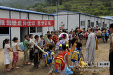 2008年7月9日重庆华岩文教基金会工作人员在绵竹与灾区的孩子们在一起（图片来源：凤凰网华人佛教  摄影：重庆华岩寺）