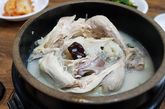参鸡汤是将小鸡洗干净，剖开肚子，放进人参、大枣、黏米等，加上适量的盐调味后，放在水里煮熟。