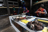 在济州岛短短的半天时间里，韩国导游花大篇幅向我们介绍了济州岛的一大特色：海女。海女是指不需要任何特别装备，即可潜入海中捕获海螺或摘取海带等海草类植物的女性。她们潜入海中时，仅需蛙镜、可承受身体重量的泳圈或浮力球、收集捕获物的网袋与采挖器具。（摄影：张珺楠）