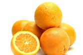 橙子：虽然橙子营养丰富，但是它却含有叶红素。如果吃太多橙子，可能会引发"叶红素皮肤病"、腹痛腹泻、甚至骨头疾病。因此，小孩子每天吃橙子的上限是4只中等体积的橙子。
