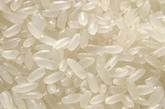 植酸——大米、白面：大米和白面中所含的植酸，与消化道中的钙结合，产生不能为人体所吸收的植酸钙镁盐，大大降低人体对钙的吸收。因此，孕妇可先将大米用适量的温水浸泡一会，这样米中的植酸酶将大部分植酸分解;而发酵后的面食分泌出植酸酶也能将面粉中的植酸水解，避免影响身体对钙的吸收。

