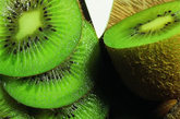 猕猴桃：寒性水果，多吃对肠胃有刺激，最好只吃中间绿色部分，容易引发过敏。