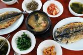 在中国遍地开花的韩国餐厅并不陌生，耳熟能详的韩国泡菜、石锅拌饭等大众美味。说到韩国美食，记忆最深刻的就是酥嫩的济州烤鱼和浓稠的海鲜汤，还有鲜美可口的配菜。