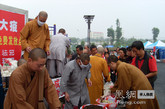 佛教界首次联手在绵阳九州体育馆为灾民施粥（图片来源：凤凰网华人佛教  摄影：重庆华岩寺）