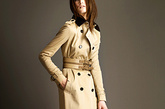 为英国最顶级的时装品牌之一，Burberry的经典款双排扣风衣让无数人为之痴迷。最新的2012春夏系列，除了Burberry经典的双排扣大衣以外，更有套装西装等其他优雅的单品出现。好穿的米色、黑色、棕色的运用让每一款单品都成为你衣橱的必备百搭良品。 

