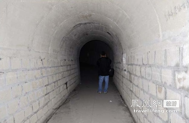 旅途惊人发现 广州寻宝人荒山发现地下军事工