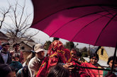 尽管早婚在这个尼泊尔小村子里已是惯例，16岁的苏丽塔出嫁时还是嚎啕大哭，以示抗议。按照当地传统，她坐在推车里，在婚伞的掩护下前往丈夫家所在的村子。