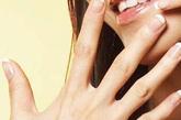 准妈指甲保养小TIPS：孕期荷尔蒙分泌会促使指甲生长得更快、更坚硬，如果孕妇出现指甲容易劈裂现象，应经常修剪指甲，凡士林的滋润度很好，在清晨和夜晚适量地涂在指甲上，可以起到很好的滋润作用。