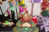 来自德国的61岁老妇Ortrud Kastaun，是一位“小丑”的收集狂热者。在过去的15年里收集了各种不同小丑相关的物品，至今已积累了2058种，其中小丑玩偶最多。目前她的收集已经获得了吉尼斯世界纪录的认证，成为世界收集“小丑”最多的人。而她的小丑博物馆也已经开业，可以让人们发现小丑的精彩世界，不过想要参观必须先要预约。