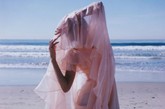 来自美国洛杉矶的摄影师 Aaron Feaver 擅长拍摄女性人像。他用数码相机进行创作，也用胶片和宝丽来，但所有的作品都有独特而统一的风格和色调：复古、忧郁、宁静而感性。