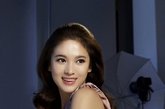 韩国女艺人宋慧乔日前为某品牌睫毛膏拍摄广告，通过不同的睫毛造型打造了或清纯或性感的不同形象，吸引了众多粉丝的目光。