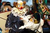 来自德国的61岁老妇Ortrud Kastaun，是一位“小丑”的收集狂热者。在过去的15年里收集了各种不同小丑相关的物品，至今已积累了2058种，其中小丑玩偶最多。目前她的收集已经获得了吉尼斯世界纪录的认证，成为世界收集“小丑”最多的人。而她的小丑博物馆也已经开业，可以让人们发现小丑的精彩世界，不过想要参观必须先要预约。
