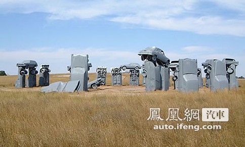 使用报废汽车 美雕塑家造汽车“巨石阵”