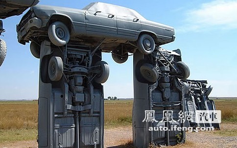 使用报废汽车 美雕塑家造汽车“巨石阵”