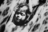 “Daughters”是挪威女摄影师Margaret M. de Lange拍摄长达10年的私人项目，从1993年一直记录到2002年，拍摄一对女儿在每年夏天的生活。摄影师用唯美的黑白影调来记述两个女儿的生活，粗糙的颗粒创造出一种野性而自然的气氛，在这些照片中，女孩们身披皮草，赤脚飞奔，仿佛自然的一部分，如若斯堪的纳维亚民间传说中的精灵，“当夜幕降临，美丽与邪恶的化身。”