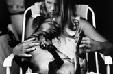 “Daughters”是挪威女摄影师Margaret M. de Lange拍摄长达10年的私人项目，从1993年一直记录到2002年，拍摄一对女儿在每年夏天的生活。摄影师用唯美的黑白影调来记述两个女儿的生活，粗糙的颗粒创造出一种野性而自然的气氛，在这些照片中，女孩们身披皮草，赤脚飞奔，仿佛自然的一部分，如若斯堪的纳维亚民间传说中的精灵，“当夜幕降临，美丽与邪恶的化身。”